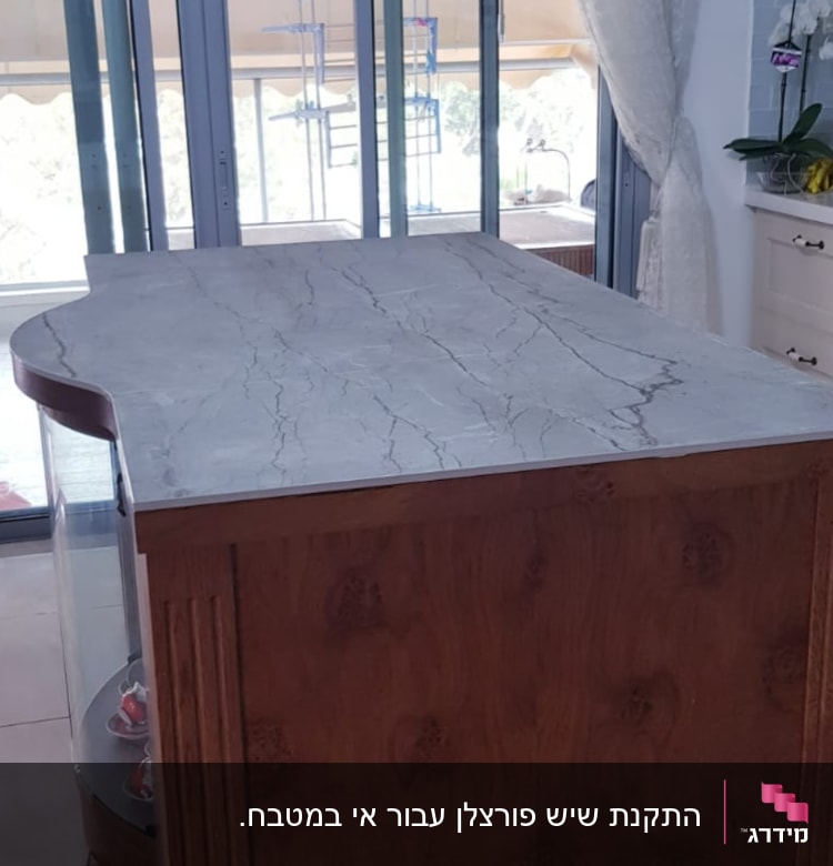 משטח שיש עם עורקים כהים על שולחן עץ